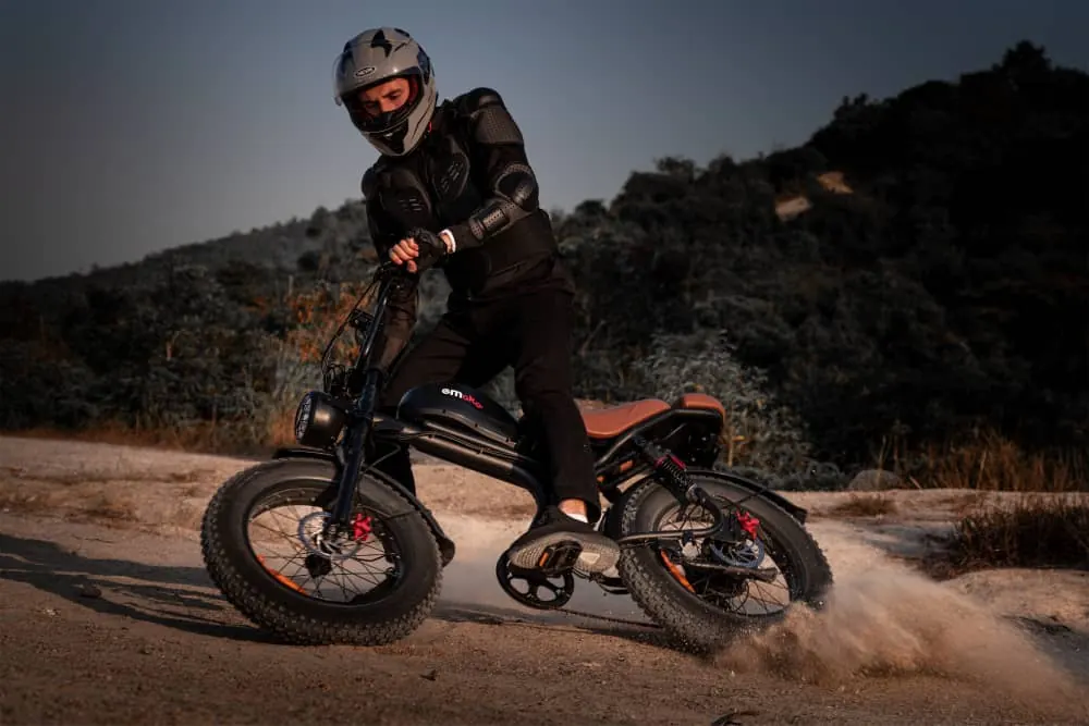 Bicicleta eléctrica EMOKO C93 con cuadro de aluminio y neumáticos gruesos todoterreno