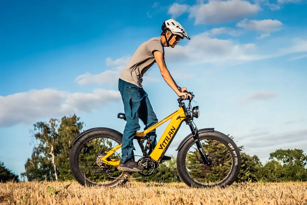 Bicicleta eléctrica VITILAN T7 PRO 1600W parcialmente montada y ajustada.