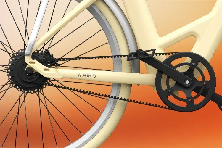 Detalle de la correa de carbono y pedales plegables de la ADO Air 28, con neumáticos 700x45C.