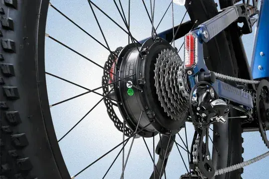 Frenos de disco hidráulicos Tektro delanteros y traseros en la bicicleta Cyrusher Flex.