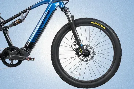 Neumáticos Kenda de 27.5 pulgadas con tacos agresivos en la Cyrusher Flex, listos para todo terreno.
