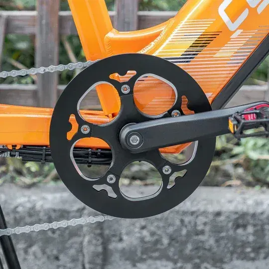 Pantalla LCD de la Cyrusher Glider mostrando velocidad y nivel de asistencia, con manillar ergonómico.