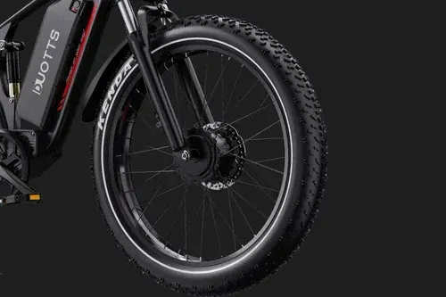 Freno hidráulico de disco de 180mm en la rueda delantera de la Duotts S26, con rotor perforado.