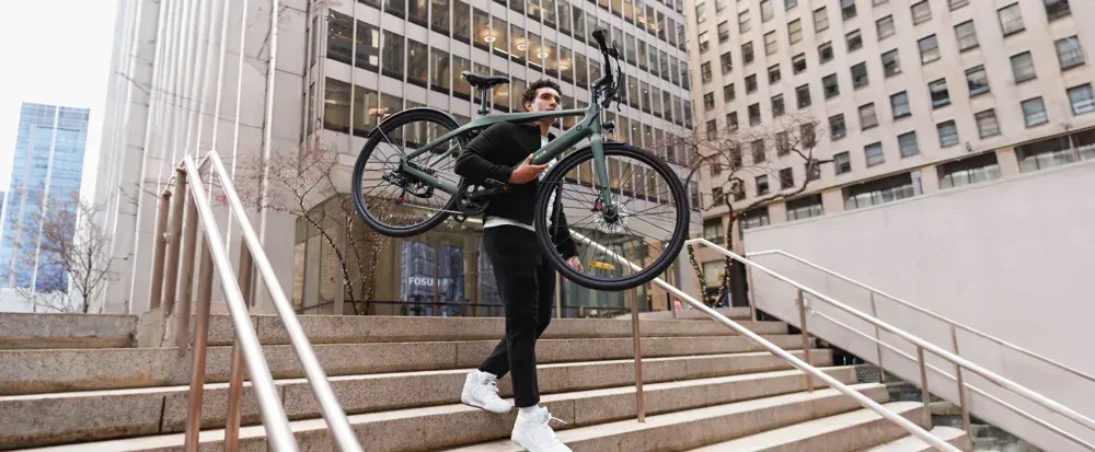 Engwe N1 AIR en uso urbano, ciclista pedaleando con casco