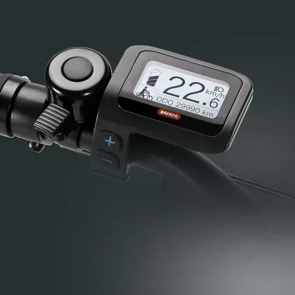 Pantalla LCD BAFANG de la Fafrees FM9 mostrando velocidad y nivel de asistencia, con manillar y puños ergonómicos.