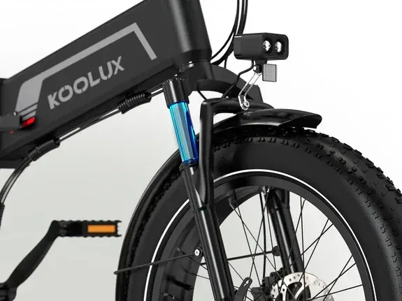 Pantalla LCD del Koolux BK10 Pro mostrando velocidad y nivel de batería, con manillar ergonómico.