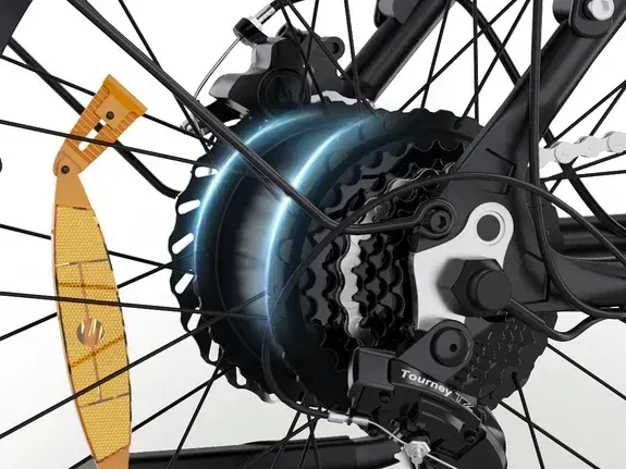 Detalle del motor de 500W en la rueda trasera de la bicicleta eléctrica Koolux BK10S.
