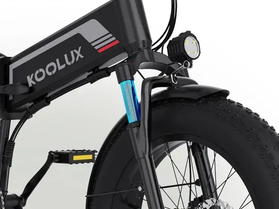 Batería extraíble de 48V 13Ah oculta en el cuadro de la Koolux BK10S, lista para cargar.