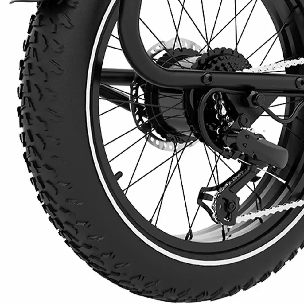 Koolux X7 frenos de disco hidráulicos en la rueda delantera, con pinza y rotor metálico.