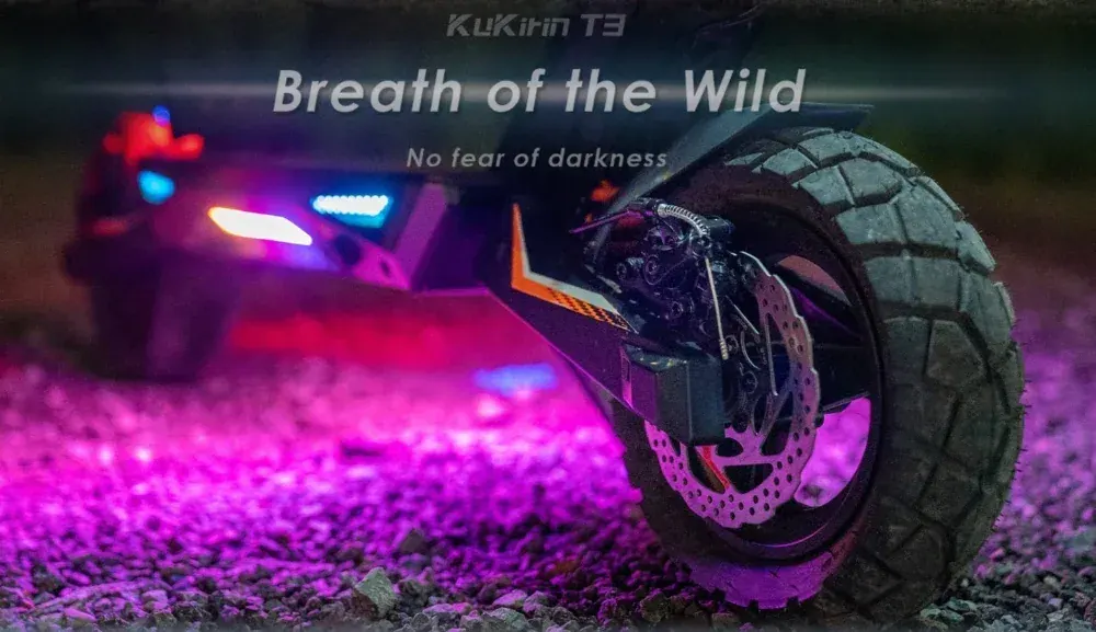 Pantalla LED del Kukirin T3 mostrando velocidad y nivel de batería, con manillar y controles.
