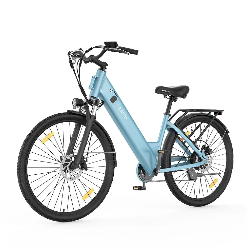 VELOPRO C1 azul cielo en vista de tres cuartos delantera, con su cuadro bajo de ciudad